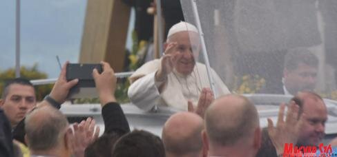 A pápamobillal érkező egyházfő köszönti a zarándokokat a tavalyi búcsún (Fotó: Ótos András)