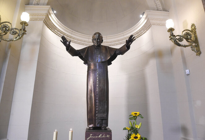 Szobrot állítottak Szent II. János Pál pápának a Szent István-bazilikában (Fotó: MTI/Bruzák Noémi)