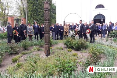 Kopjafa-koszorúzás a pacséri templomkertben (Fotó: Kazinczy Paszterkó Diana felvétele)