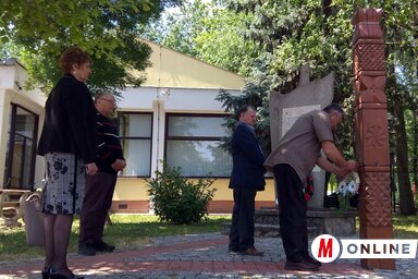 Koszorúzás a kopjafánál (Kecskés István felvétele)