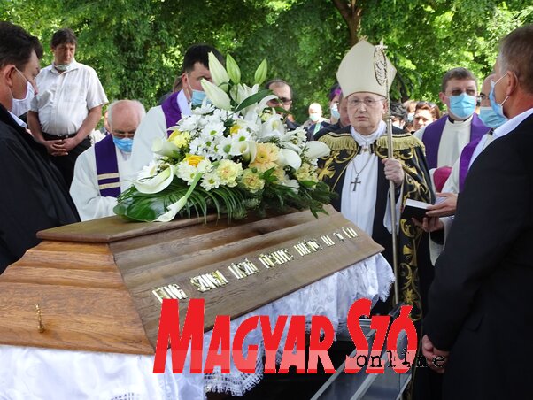 Főtisztelendő Szungyi László koporsóját a megyéspüspök szentelte meg (Góbor Béla felvétele) Főtisztelendő Szungyi László koporsóját a megyéspüspök szentelte meg (Góbor Béla felvétele)