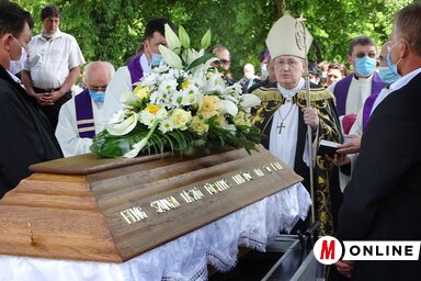 Főtisztelendő Szungyi László koporsóját a megyéspüspök szentelte meg (Góbor Béla felvétele)