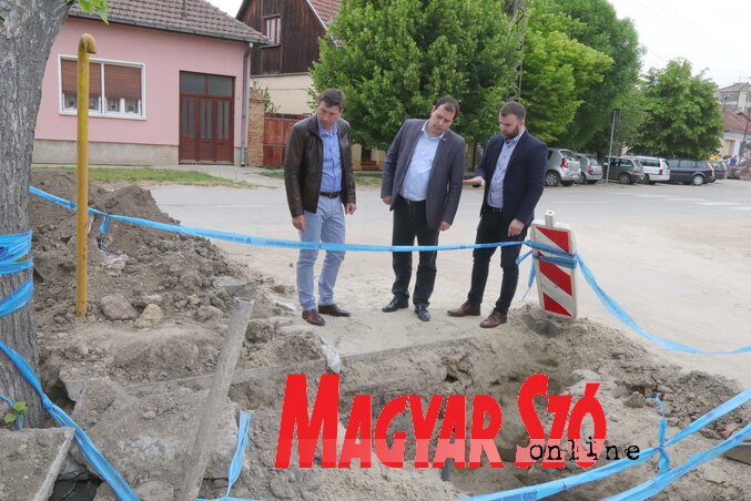 A község elöljárói is megtekintették a munkálatokat (Puskás Károly felvétele) A község elöljárói is megtekintették a munkálatokat (Puskás Károly felvétele)