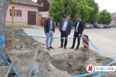 A község elöljárói is megtekintették a munkálatokat (Puskás Károly felvétele)