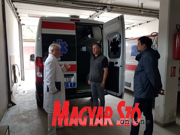 Dr. Balog András, Búcsú Attila és Bilicki Zoltán az új Fiat Ducato mentőautóval (Csincsik Zsolt felvétele)