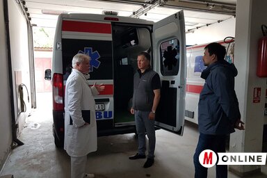 Dr. Balog András, Búcsú Attila és Bilicki Zoltán az új Fiat Ducato mentőautóval (Csincsik Zsolt felvétele)