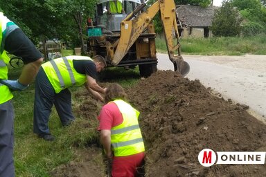 Száz méteren új fővezeték kerül a földbe (Ország József felvétele)