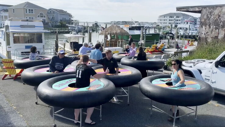 Távolságtartást szavatoló bárasztalokat is gyártottak már. Az újítás amerikai bemutatkozására a marylandi Ocean Cityben levő Fish Tales étteremben került sor (Fotó: Revolution Event Design & Production via AP/Beta) Távolságtartást szavatoló bárasztalokat is gyártottak már. Az újítás amerikai bemutatkozására a marylandi Ocean Cityben levő Fish Tales étteremben került sor (Fotó: Revolution Event Design & Production via AP/Beta)