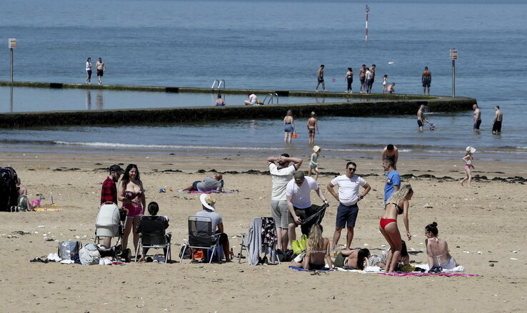 Strandolók a kenti (Nagy-Britannia) Margate homokos partján (Fotó: PA via AP/Beta) Strandolók a kenti (Nagy-Britannia) Margate homokos partján (Fotó: PA via AP/Beta)