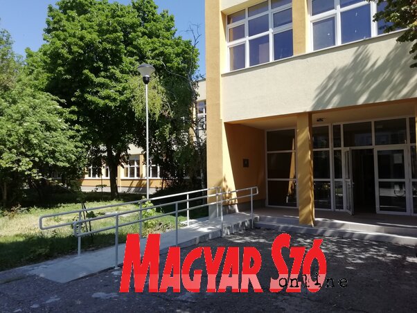 A mozgássérültekre is gondoltak a felújítás során: a bejárathoz rámpát, az alsó szinten pedig számukra alkalmas toalettet is építettek (Fotó: Tóth D. Lívia) A mozgássérültekre is gondoltak a felújítás során: a bejárathoz rámpát, az alsó szinten pedig számukra alkalmas toalettet is építettek (Fotó: Tóth D. Lívia)