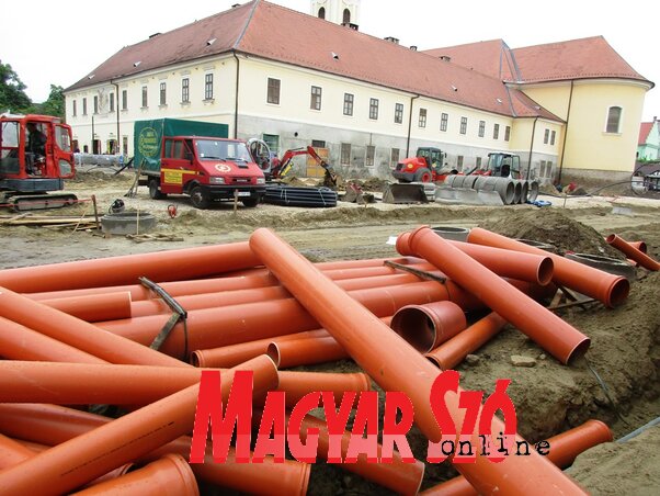 A földmunkák során bukkantak a különös leletekre (Fekete J. József felvétele) A földmunkák során bukkantak a különös leletekre (Fekete J. József felvétele)