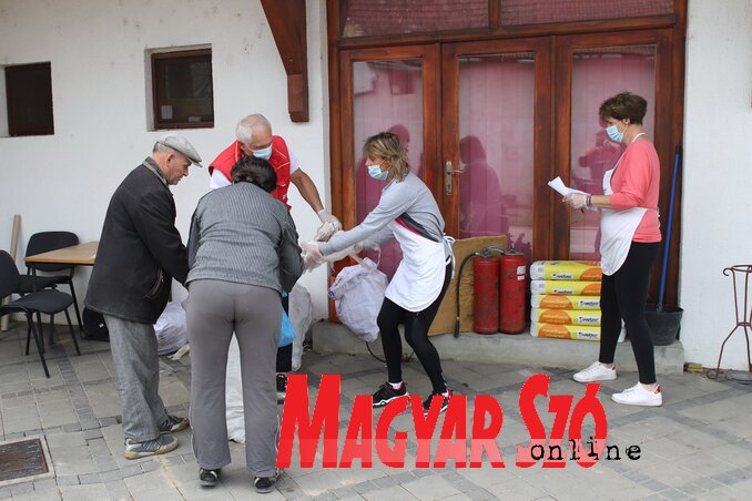 A Vöröskereszt aktivistái krumplit osztanak Kishegyesen (Lakatos János felvétele)