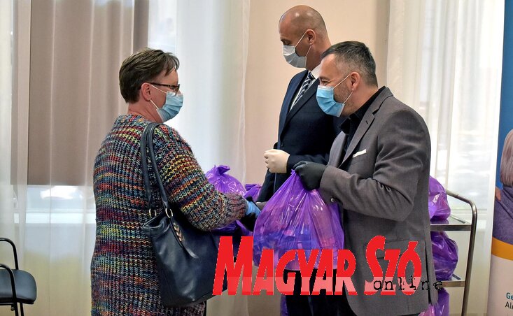 Alapélelmiszereket és higiéniai szereket rejtenek a csomagok (Fotó: Gergely Árpád) Alapélelmiszereket és higiéniai szereket rejtenek a csomagok (Fotó: Gergely Árpád)