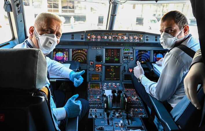 Az Air Serbia az első légi utasszállító vállalat a térségben, amely ismét megkezdte a rendes utasszállítást. A felvétel ma délelőtt, a Zürichbe indulás előtt készült a pilótafülkében (Fotó: Beta) Az Air Serbia az első légi utasszállító vállalat a térségben, amely ismét megkezdte a rendes utasszállítást. A felvétel ma délelőtt, a Zürichbe indulás előtt készült a pilótafülkében (Fotó: Beta)