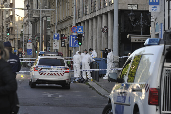 Bűnügyi helyszínelők Budapesten, a József Attila utcában, ahol megöltek két férfit egy verekedésben (Fotó: MTI/Mihádák Zoltán)