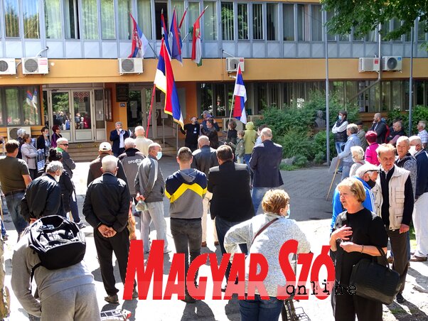 Tiltakozók a községháza bejárata előtt (Góbor Béla felvétele) Tiltakozók a községháza bejárata előtt (Góbor Béla felvétele)