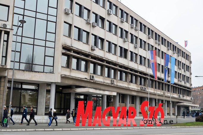 Az újvidéki önkormányzati szervekben elbocsátások várhatók, mivel a megengedettnél többen dolgoznak (Ótos András felvétele) Az újvidéki önkormányzati szervekben elbocsátások várhatók, mivel a megengedettnél többen dolgoznak (Ótos András felvétele)