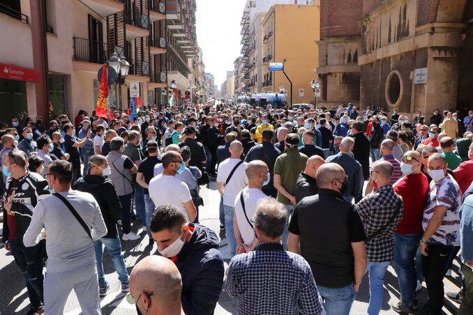 Az egykori Ilva acélművek dolgozói tüntettek a dél-olasz Tarantóban azt követően, hogy az új tulajdonos, az Arcelor Mittal termeléscsökkentést és foglalkoztatott-elbocsátást jelentett be (Fotó: LaPresse via AP/Beta)