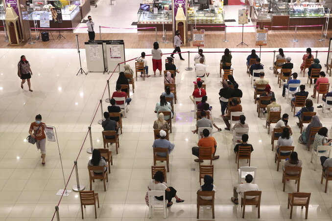 Sorbanállás helyett sorbanüléses várakozás a tangerangi (Jakarta külvárosa) AEON bevásárlóközpontban (Fotó: AP via Beta)