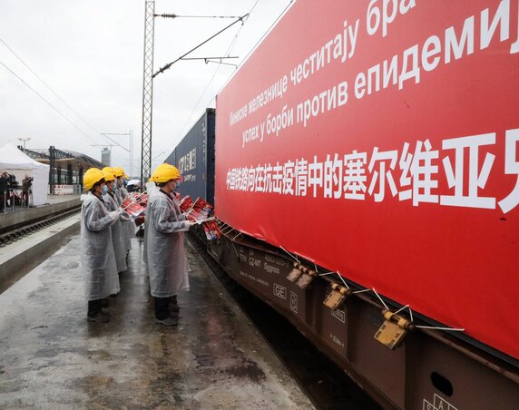 Kínából 40 vagonban újabb egészségügyi felszerelés érkezett (Fotó: Beta)