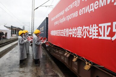Kínából 40 vagonban újabb egészségügyi felszerelés érkezett (Fotó: Beta)
