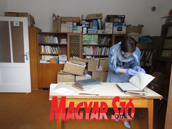 A könyvtárosok megkezdték a Szarvas Gáborhoz köthető anyag feldolgozását (Csincsik Zsolt felvétele) A könyvtárosok megkezdték a Szarvas Gáborhoz köthető anyag feldolgozását (Csincsik Zsolt felvétele)