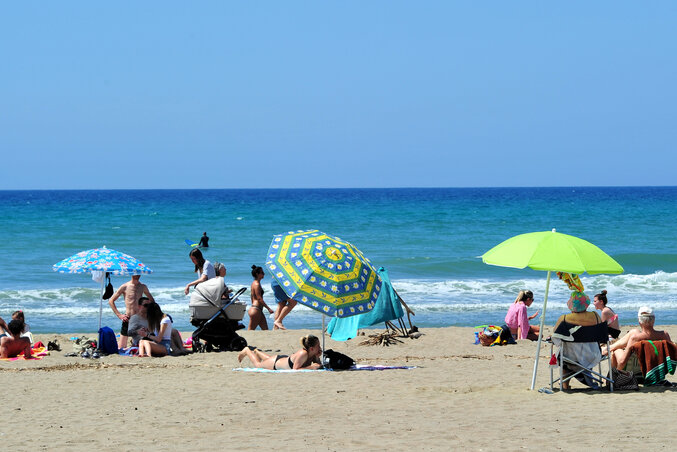 A Toszkána régióban levő Castiglione della Pescaia strandja máris a normális időket idézi (Fotó: AP via Beta)