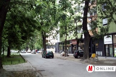 Az újvidéki önkormányzat 1,1 millió dinárt költ majd a Kraljević Marko utca felújítására. Ez az utca az elmúlt egy-két évben hatalmas változáson esett át, itt voltak korábban azok a nádfedeles, a 18. század végén épült házak, amelyeket a mindenkori önkormányzatok illetékesei egymást követve „igyekeztek megmenteni”. A házak – amelyek idegenforgalmi attrakciónak is beillettek – helyén most lakótömb épült, több száz lakással, természetes, hogy ebben az utcában is gonddá vált a parkolás. Az utca most még különösen zöld, hatalmas fasor húzódik mindkét oldalán, félő, hogy a felújítás egyben „zöldtelenítést” is jelenthet (Szeli Balázs felvétele)