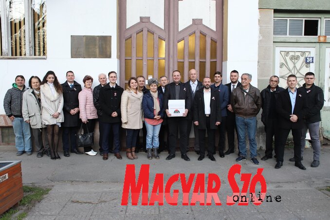 A VMSZ Topolya községben csapatban gondolkodik. A csoportkép a lista átadása alkalmával, március 15-én készült (Lakatos János felvétele)