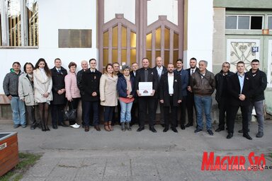 A VMSZ Topolya községben csapatban gondolkodik. A csoportkép a lista átadása alkalmával, március 15-én készült (Lakatos János felvétele)
