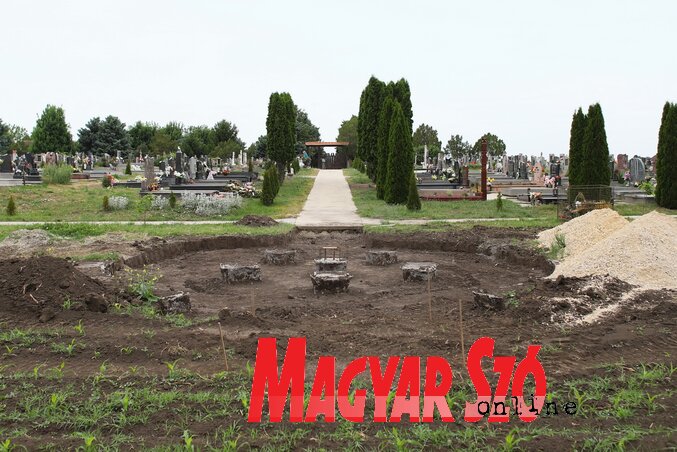 Készül az emlékhely a temetőben (Lakatos János felvétele)