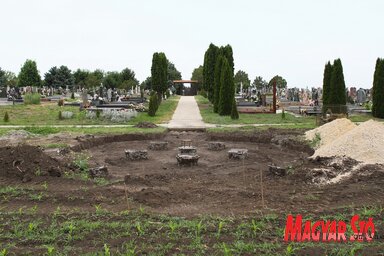 Készül az emlékhely a temetőben (Lakatos János felvétele)