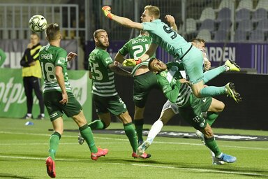 Dibusz Dénes védése az Újpest ellen (Fotó: MTI)