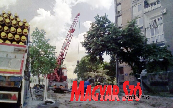 A melegebb idő beálltával elkezdődött városszerte a távhővezeték felújítása. A Marko Miljanov utcában javában folynak az útburkolat-felújítási munkálatok, ezt kihasználva a Toplana elvégzi a csőcserét. A környéken július végéig forgalomkorlátozás lesz érvényben, aki csak teheti, ne autózzon a Podbarának ebben a részében (Szeli Balázs felvétele)