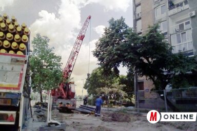 A melegebb idő beálltával elkezdődött városszerte a távhővezeték felújítása. A Marko Miljanov utcában javában folynak az útburkolat-felújítási munkálatok, ezt kihasználva a Toplana elvégzi a csőcserét. A környéken július végéig forgalomkorlátozás lesz érvényben, aki csak teheti, ne autózzon a Podbarának ebben a részében (Szeli Balázs felvétele)