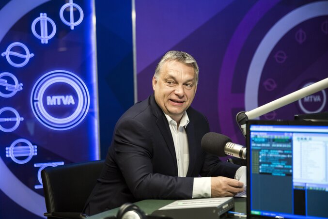 Orbán Viktor miniszterelnök interjút ad a 180 perc című műsorban a Kossuth rádió stúdiójába (Fotó: MTI)