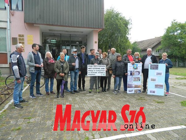 Több község környezetvédői tiltakoztak a szenttamási Ökológiai Mozgalom ellen indított per miatt (Paraczky László felvétele)
