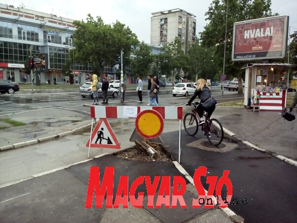 Újvidéken a következő időszakban felújítják a megrongálódott kerékpárutakat, a felszabadulás és az I. Péter király sugárutak kereszteződésénél ez már megtörtént (Szeli Balázs felvétele)