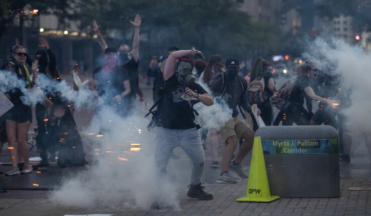 Indianapolis belvárosában is füstös volt a hangulat (Fotó: The Indianapolis Star via AP/Beta)