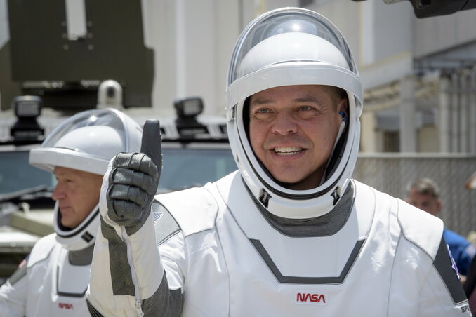 Robert Behnken (előtérben) és Douglas Hurley útraindulás előtt (Fotó: NASA via AP/Beta)
