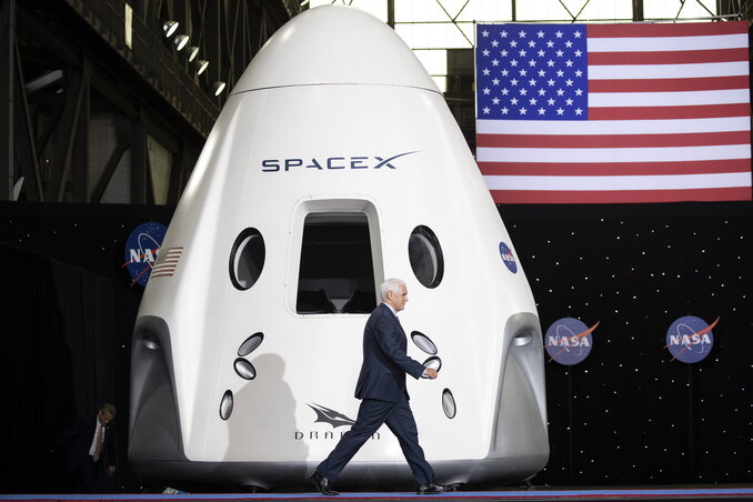 Mike Pence alelnök halad el az űrkapszula előtt (Fotó: AP via Beta)