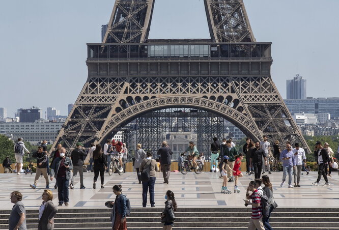 A szép idő sokakat csalogatott ki az Eiffel-torony előtti Trocadero térre (Fotó: AP via Beta)