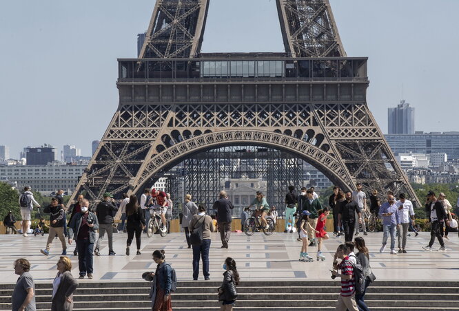 A szép idő sokakat csalogatott ki az Eiffel-torony előtti Trocadero térre (Fotó: AP via Beta) A szép idő sokakat csalogatott ki az Eiffel-torony előtti Trocadero térre (Fotó: AP via Beta)