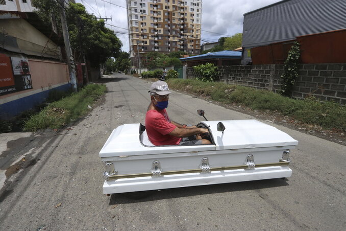 Egy fülöp-szigeteki autóbolond üzletember (bizonyos Gabriel Berendo) koporsót alakított át autóvá és ezzel járja Cebu utcáit, ahol a várhatóan a jövő héten enyhítenek a megszorító intézkedéseken (Fotó: AP via Beta)