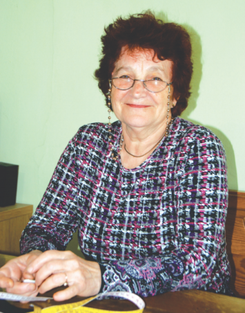 Horváth Klára: A varrás időigényes tevékenység (Homolya Horváth Ágnes felvétele) Horváth Klára: A varrás időigényes tevékenység (Homolya Horváth Ágnes felvétele)