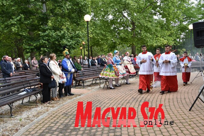 Pünkösdi zarándoklat Doroszlón (L. Móger Tímea felvétele)