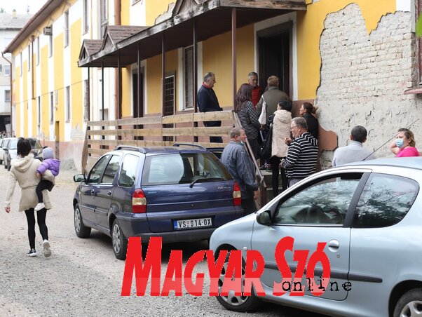 Várakozás a csomagokra (Lakatos János felvétele) Várakozás a csomagokra (Lakatos János felvétele)