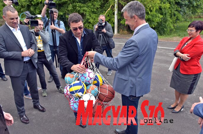 Vladimir Batez tartományi sport és ifjúsági titkár labdákat ajándékozott a Szent Száva iskolának (Fotó: Gergely Árpád)