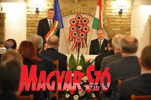 A magyar állampolgárság az egy nemzethez tartozás dokumentuma a külhoni nemzetrészek számára (Gergely Árpád felvétele) A magyar állampolgárság az egy nemzethez tartozás dokumentuma a külhoni nemzetrészek számára (Gergely Árpád felvétele)