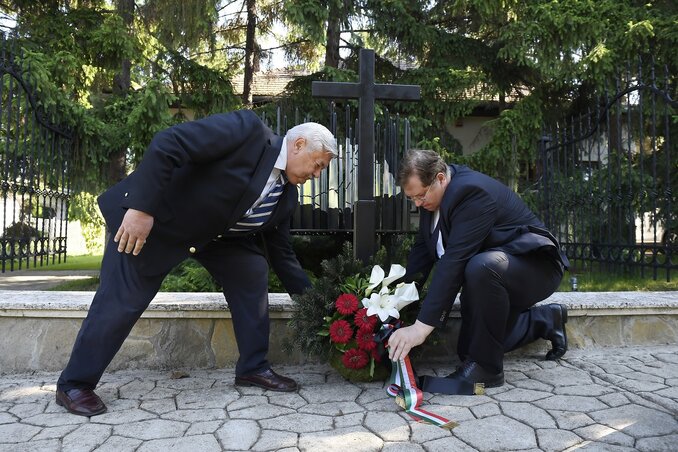 Lomnici Zoltán és Bajkai István koszorút helyeznek el a magánkezdeményezésből készült emlékmű előtt (Fotó: MTI/Kovács Tamás)